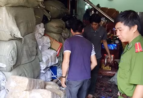 Lực lượng chức năng kiểm tra lô hàng.