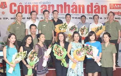 Thiếu tướng Nguyễn Thanh Nam, Phó Tổng cục trưởng Tổng cục Chính trị CAND, Thiếu tướng Phạm Văn Miên, TBT Báo CAND tặng hoa cảm ơn một số nhà hảo tâm