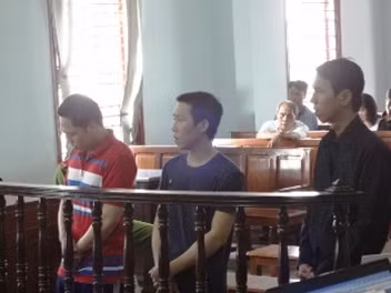 Ba bị cáo Hải, Thương và Khanh tại phiên tòa.