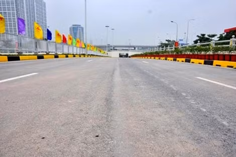 Hầm chui Trung Hòa được khởi công vào đầu năm 2015, với chiều dài gần 700m.