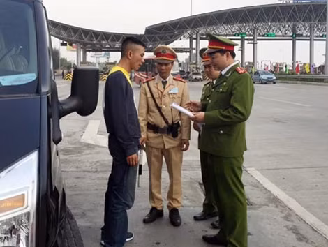 Cảnh sát PCCC kiểm tra, hướng dẫn một tài xế nắm bắt quy định về phòng cháy chữa cháy.