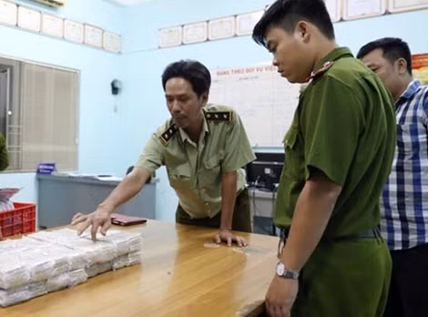 Lực lượng Công an thu giữ tang vật của vụ việc.