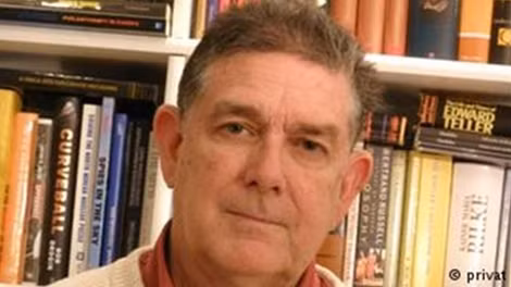 Chuyên gia vũ khí Mỹ Robert Kelly.