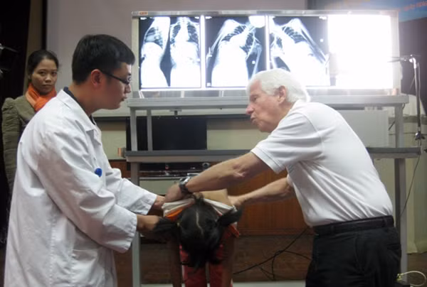 GS. Stuart Weinstein, chuyên gia nổi tiếng về chỉnh hình cột sống nhi khoa và đoàn chuyên gia của Hội Hàn lâm phẫu thuật viên chỉnh hình Hoa Kỳ (AAOS) trực tiếp tập huấn cho Ths. Đỗ Mạnh Hùng