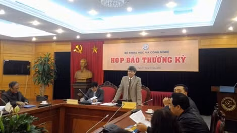 Thứ trưởng Phạm Công Tạc trả lời những thắc mắc của báo chí.