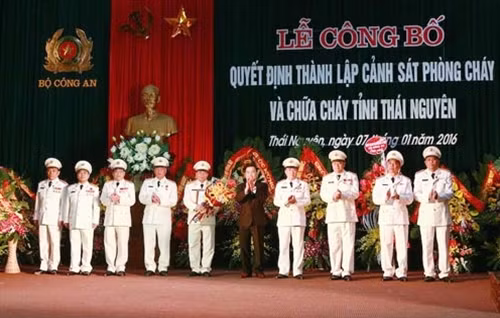 Đồng chí Bùi Xuân Hòa, Phó Bí thư thường trực Tỉnh ủy, Chủ tịch HĐND tỉnh Thái Nguyên trao quyết định thành lập Đảng bộ Cảnh sát Phòng cháy và chữa cháy Thái Nguyên.