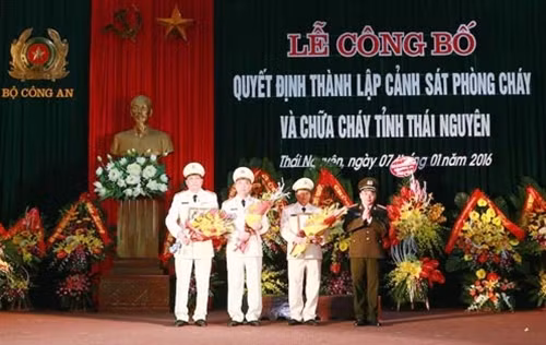 Thứ trưởng Bùi Quang Bền trao quyết định và tặng hoa Ban Giám đốc Cảnh sát Phòng cháy và chữa cháy tỉnh Thái Nguyên.