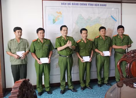 Đại tá Phan Hoàng Lắm - Phó Giám đốc Công an Hậu Giang khen thưởng các đơn vị phá nhanh vụ án giết người cướp tài sản.