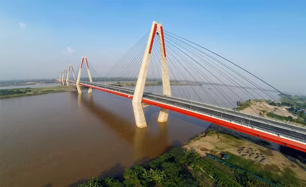 Cầu Nhật Tân bắt đầu tại phường Phú Thượng, quận Tây Hồ đến điểm cuối giao là xã Vĩnh Ngọc huyện Đông Anh. Đây là một trong những cây cầu hiện đại nằm trong tổng số 7 cầu bắc qua sông Hồng đoạn Hà Nội.