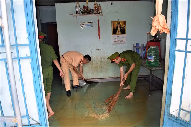 Công an giúp dân dọn dẹp sau lũ dữ Công an giúp dân dọn dẹp sau lũ dữ