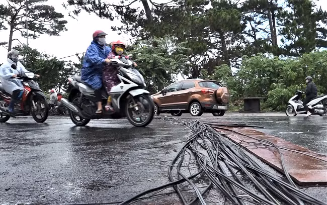 Cụm "thòng lọng" cáp viễn thông bắc ngang qua đường Trần Hưng Đạo đã gây ra vụ tai nạn