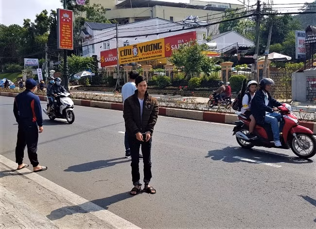 Đối tượng Trịnh Văn Khánh tại hiện trường vụ cướp