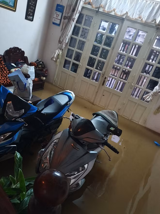 Nước tràn vào nhiều nhà dân và khách sạn