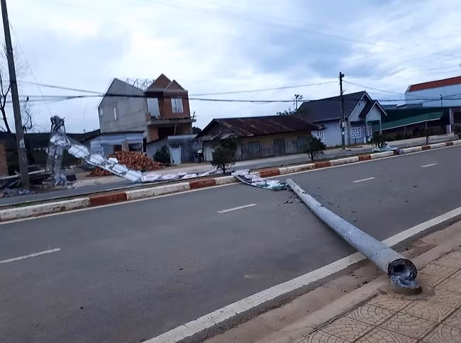 Trụ bê tông gãy trên đường vào KDL Langbiang