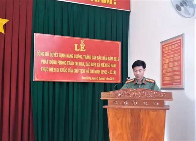 Thiếu tá Nguyễn Tấn Khang, Phó Trưởng Công an huyện Đam Rông phát biểu tại buổi lễ