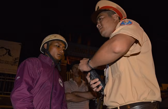 Đây là một trong những thanh niên không chấp hành hiệu lệnh, ngồi trên xe lạng lách và bị lực lượng chức năng khống chế đưa về khu vực đo nồng độ cồn để kiểm tra hành chính Đây là một trong những thanh niên không chấp hành hiệu lệnh, ngồi trên xe lạng lách và bị lực lượng chức năng khống chế đưa về khu vực đo nồng độ cồn để kiểm tra hành chính