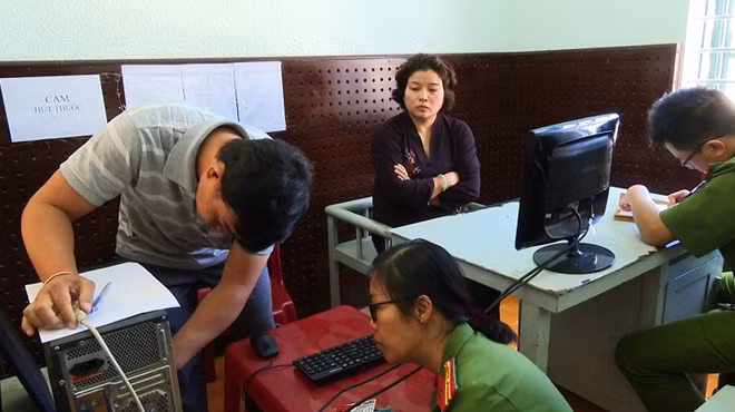 Cơ quan điều tra đang khám xét một công ty trong đường dây mua bán hóa đơn trái phép