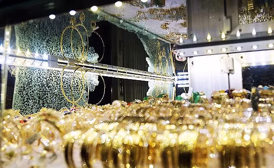 Tủ trưng bày vàng bị tên cướp đập vỡ