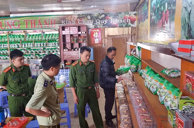Lực lượng chức năng kiểm tra hành chính một sơ sở kinh doanh “đặc sản Đà Lạt” trên đường Nguyên Tử Lực, TP Đà Lạt