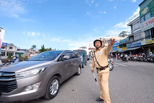 CSGT nỗ lực hướng dẫn người điều khiển các phương tiện lưu thông trên phố