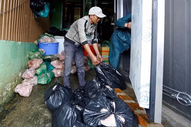 Số thịt heo đã bốc mùi nặng trong kho đông lạnh của gia đình bà Hồng Số thịt heo đã bốc mùi nặng trong kho đông lạnh của gia đình bà Hồng