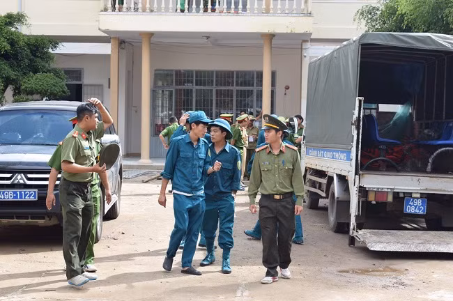Công an huyện Đức Trọng phối hợp với lực lượng chức năng triển khai CBCS vào vùng tâm lũ giúp đỡ nhân dân Công an huyện Đức Trọng phối hợp với lực lượng chức năng triển khai CBCS vào vùng tâm lũ giúp đỡ nhân dân