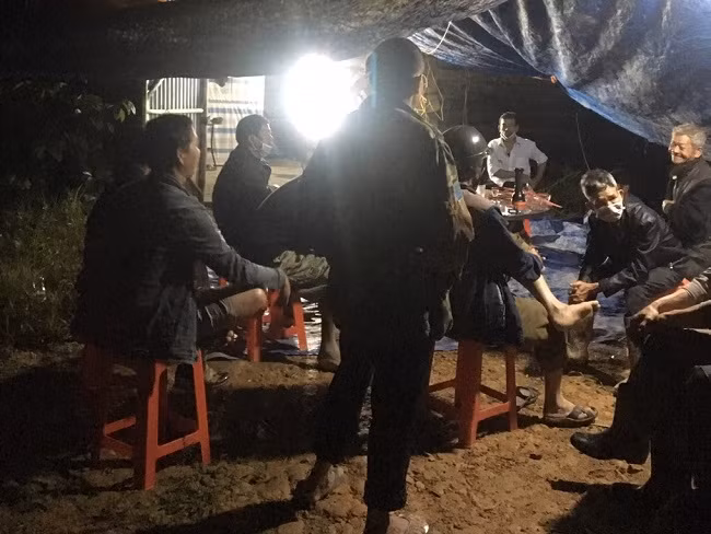 Lực lượng chức năng tại nơi phát hiện thi thể nạn nhân