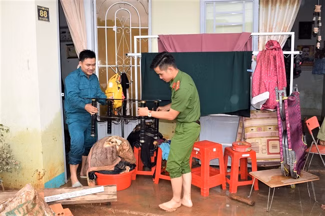 Công an chung tay giúp bà con ổn định cuộc sống sau mưa lũ Công an chung tay giúp bà con ổn định cuộc sống sau mưa lũ