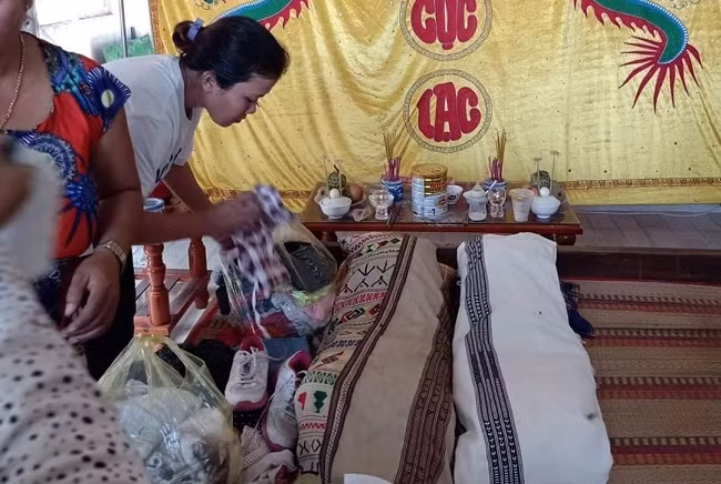 Thân nhân đau đớn bên thi thể các nạn nhân Thân nhân đau đớn bên thi thể các nạn nhân