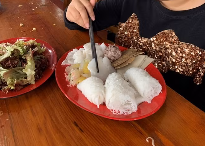Anh Phan Tuấn Linh cho biết, đây là năm thứ hai gia đình anh mở tiệc chiêu đãi miễn phí người dân và du khách các món ăn chay trong dịp Lễ Vu Lan. Năm 2018, gia đình anh Linh cũng đã làm 2.000 suất ăn chay để mời thực khách tới thưởng thức miễn phí.