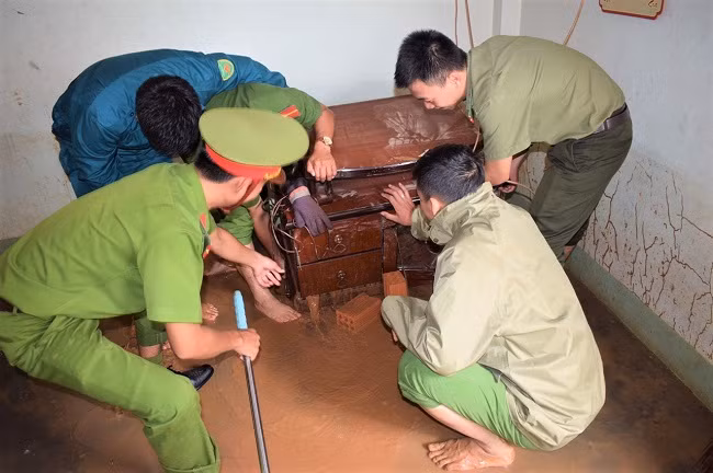Nước lũ rút, Công an lại giúp dân khắc phục hậu quả Nước lũ rút, Công an lại giúp dân khắc phục hậu quả