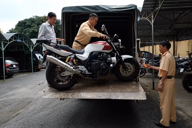 Tổ công tác tạm giữ phương tiện của người vi phạm