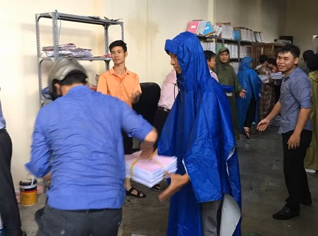 Cán bộ, nhân viên các phòng chức năng UBND TP Bảo Lộc chuyển tài liệu ra khỏi khu vực bị ảnh hưởng do lốc xoáy