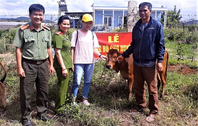 Công an huyện Đơn Dương phối hợp với các “Mạnh Thường Quân” trao bò cho hộ nghèo