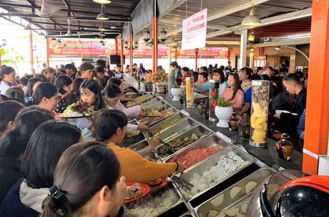 “Năm nay, gia đình tôi tăng thêm 1.000 suất ăn nữa. Nâng tổng số suất ăn lên 3.000. Mọi người tới thưởng thức đều được phục vụ chu đáo. Thời gian từ 11 giờ trưa tới 21 giờ khuya. Thức ăn thì khách tùy chọn. Ăn no thì thôi!..”, anh Linh cho biết.