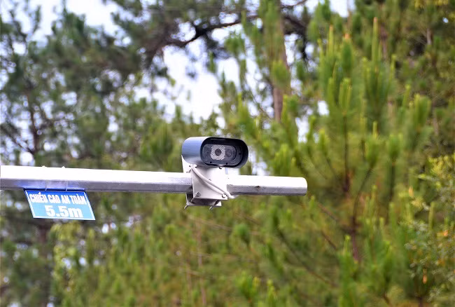 Việc giám sát hoạt động giao thông trên QL20 được thực hiện bằng camera