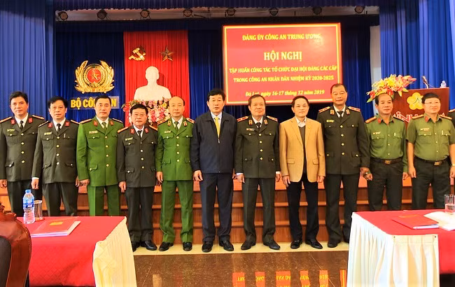 Các đại biểu tham dự hội nghị chụp hình lưu niệm