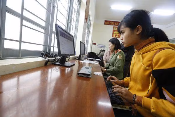 Công dân đến Phòng Quản lý xuất, nhập cảnh Công an Lâm Đồng làm thủ tục cấp, đổi hội chiếu trên máy tính