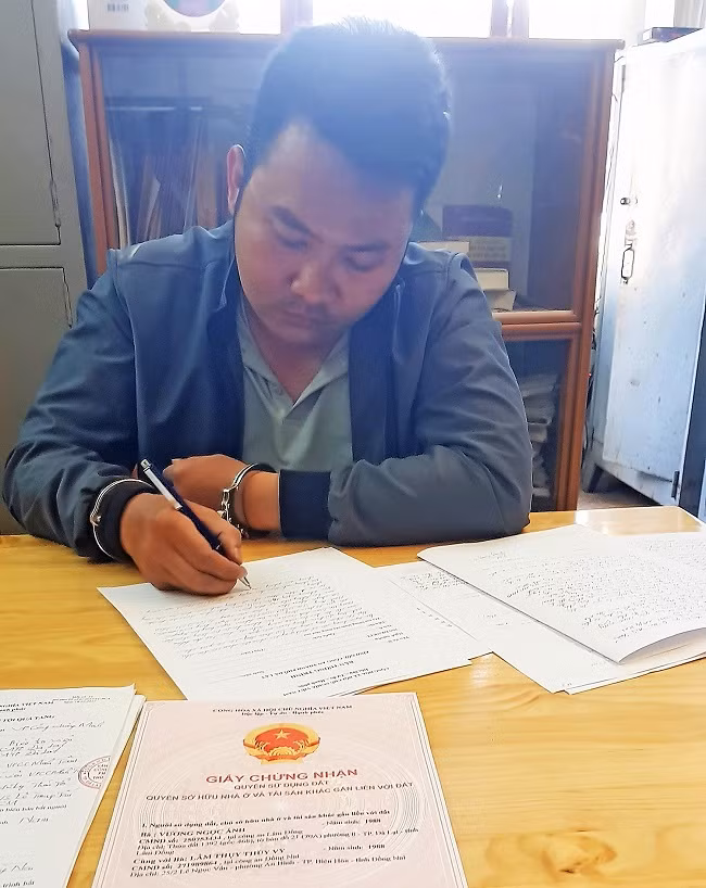 Trước đó, Đoàn Thanh Hoài đã có hai tiền án về trộm cắp tài sản và hiện đang bị truy nã Trước đó, Đoàn Thanh Hoài đã có hai tiền án về trộm cắp tài sản và hiện đang bị truy nã