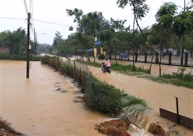 Mưa lớn gây ngập lụt nhiều nơi