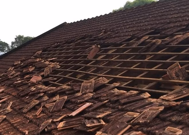 Mái nhà khu vực Văn phòng UBND TP Bảo Lộc bị lốc xoáy gây hư hỏng