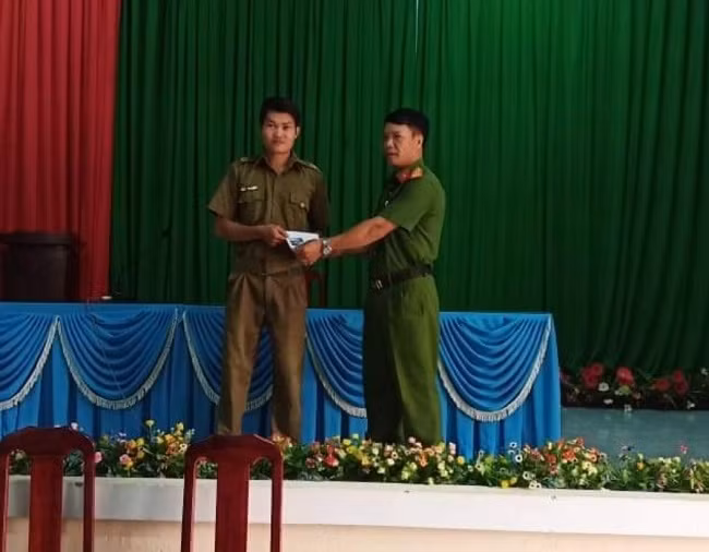 Lãnh đạo Trại giam Đại Bình khen thưởng cho tập thể Công an xã Lộc Nam
