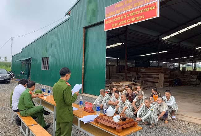 Các phạm nhân thi nghề mộc