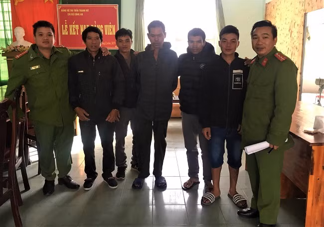Ông K’ Pă Vâng (giữa) cùng người nhà chụp ảnh lưu niệm với Công an thị trấn Thạnh Mỹ trước lúc lên đường về quê