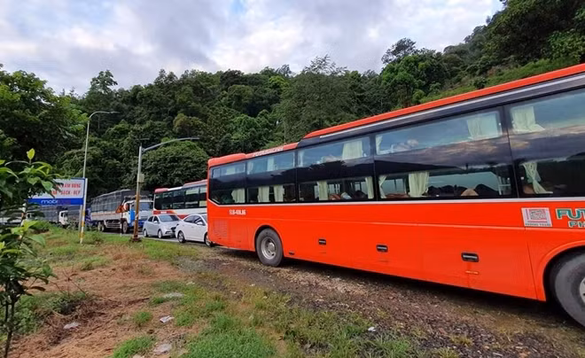Hàng trăm phương tiện trên QL20 bị "chôn chân" bởi sự cố này