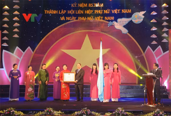 Phó Thủ tướng Nguyễn Xuân Phúc trao Huân chương Độc lập hạng Nhất cho Hội LHPNVN. Phó Thủ tướng Nguyễn Xuân Phúc trao Huân chương Độc lập hạng Nhất cho Hội LHPNVN.