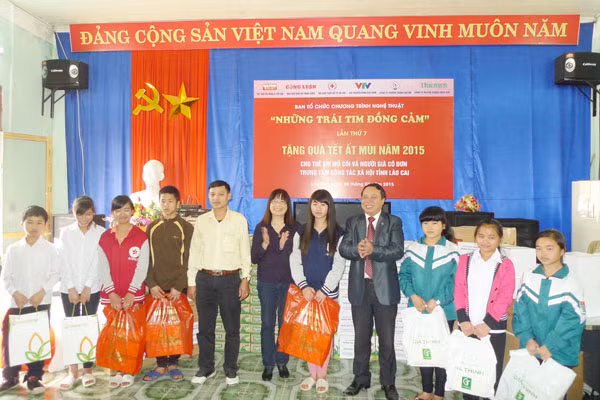 Trao quà cho người khuyết tật. Trao quà cho người khuyết tật.