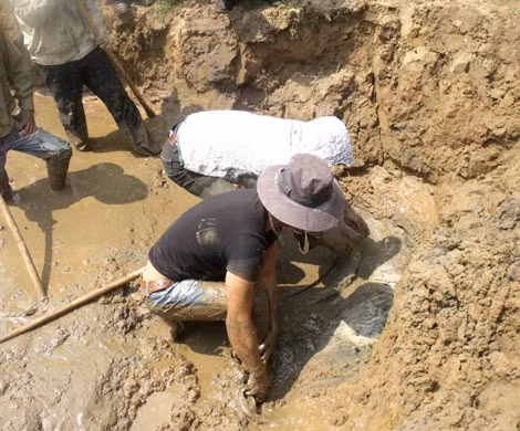 Một đoạn bờ kè bị sạt lở. Một đoạn bờ kè bị sạt lở.