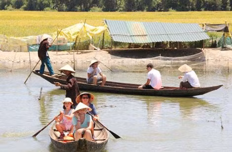 Du khách trải nghiệm tour du lịch trên sông Như Ý.