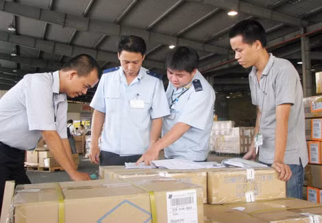 Hải quan Tân Sơn Nhất kiểm đếm hàng hóa một vụ buôn lậu. Hải quan Tân Sơn Nhất kiểm đếm hàng hóa một vụ buôn lậu.